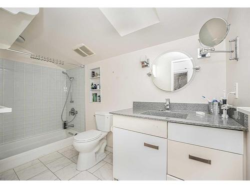 331 31 Avenue Ne, Calgary, AB - Indoor Photo Showing Bathroom