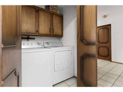 303 Valencia Place Nw, Calgary, AB - Indoor Photo Showing Laundry Room