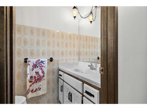 303 Valencia Place Nw, Calgary, AB - Indoor Photo Showing Bathroom