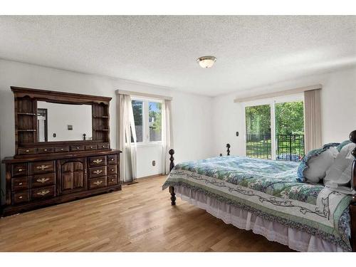 303 Valencia Place Nw, Calgary, AB - Indoor Photo Showing Bedroom