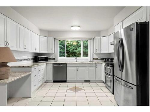 303 Valencia Place Nw, Calgary, AB - Indoor Photo Showing Kitchen With Stainless Steel Kitchen