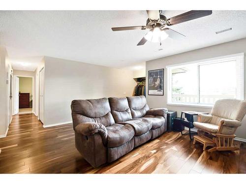 11035 24 Street Sw, Calgary, AB - Indoor Photo Showing Living Room