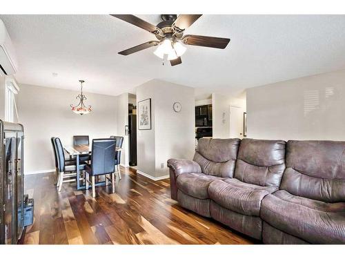 11035 24 Street Sw, Calgary, AB - Indoor Photo Showing Living Room