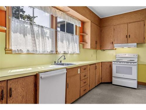 404 Otter Street, Banff, AB - Indoor Photo Showing Kitchen