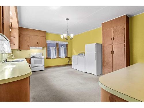 404 Otter Street, Banff, AB - Indoor Photo Showing Kitchen