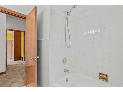 404 Otter Street, Banff, AB - Indoor Photo Showing Bathroom