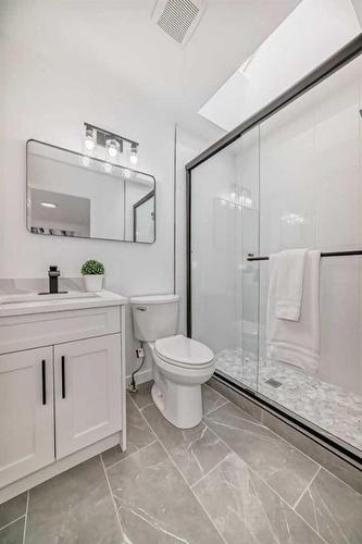 16 Hawktree Close Nw, Calgary, AB - Indoor Photo Showing Bathroom