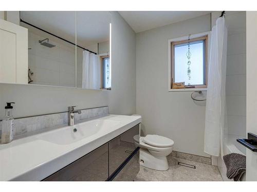 1 Manyhorses Park, Rural Rocky View County, AB - Indoor Photo Showing Bathroom