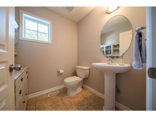 250 Inglewood Grove Se, Calgary, AB - Indoor Photo Showing Bathroom