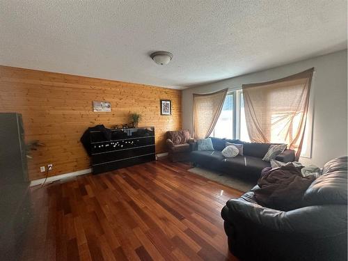 1196 16 Avenue, Didsbury, AB - Indoor Photo Showing Living Room