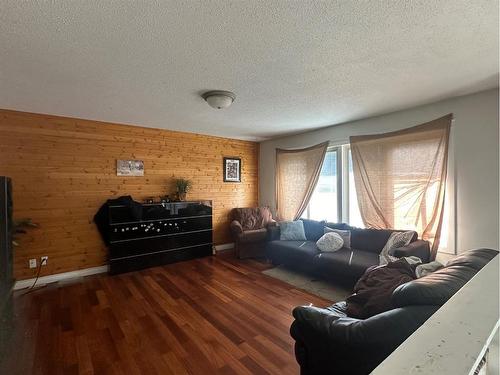 1196 16 Avenue, Didsbury, AB - Indoor Photo Showing Living Room