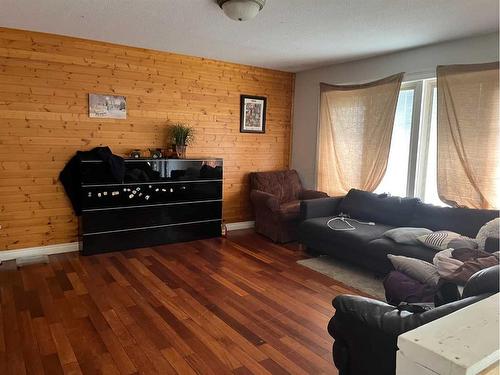 1196 16 Avenue, Didsbury, AB - Indoor Photo Showing Living Room