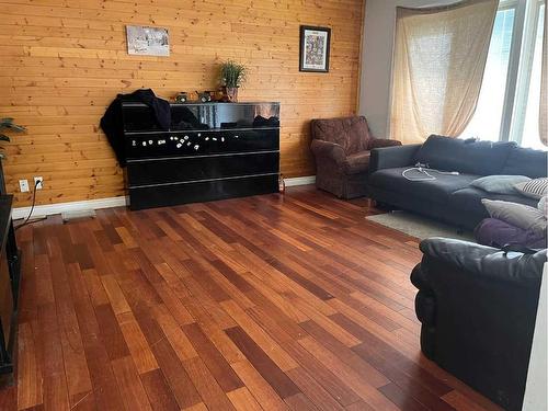 1196 16 Avenue, Didsbury, AB - Indoor Photo Showing Living Room