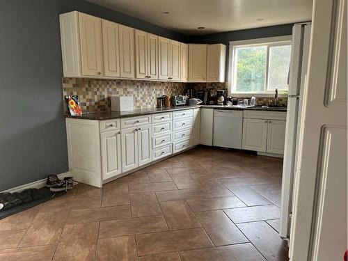 1196 16 Avenue, Didsbury, AB - Indoor Photo Showing Kitchen