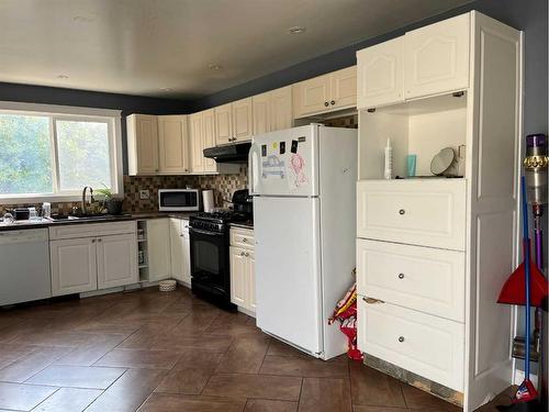 1196 16 Avenue, Didsbury, AB - Indoor Photo Showing Kitchen