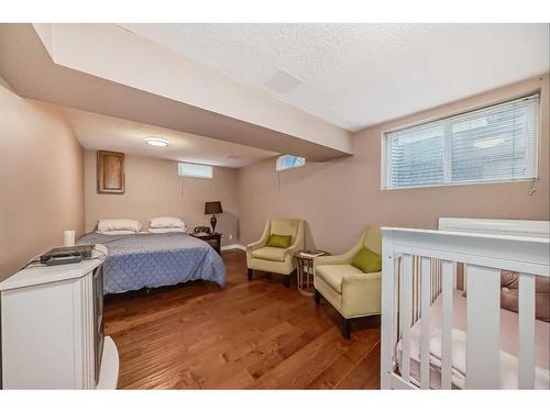 5043 Waverley Drive Sw, Calgary, AB - Indoor Photo Showing Bedroom