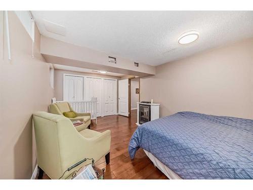 5043 Waverley Drive Sw, Calgary, AB - Indoor Photo Showing Bedroom