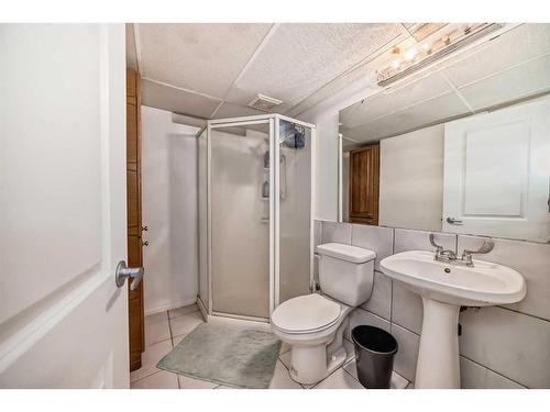 5043 Waverley Drive Sw, Calgary, AB - Indoor Photo Showing Bathroom