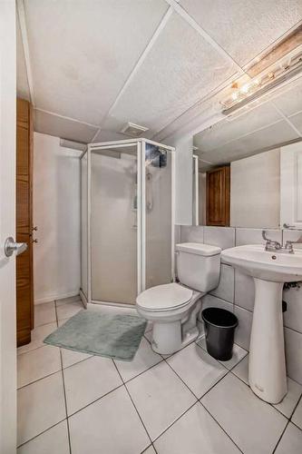 5043 Waverley Drive Sw, Calgary, AB - Indoor Photo Showing Bathroom