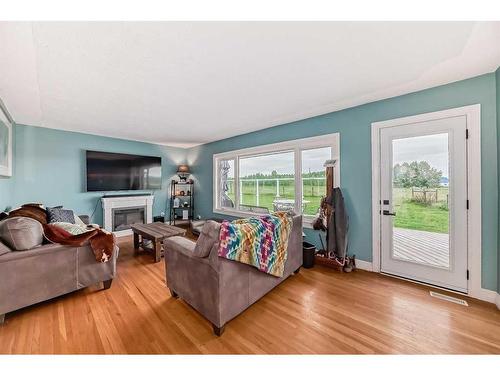 265168 Range Road 44, Rural Rocky View County, AB - Indoor Photo Showing Living Room