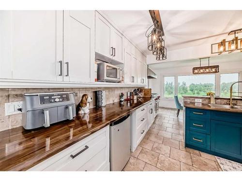 265168 Range Road 44, Rural Rocky View County, AB - Indoor Photo Showing Kitchen