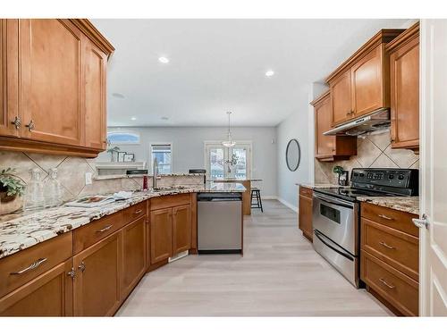 15 Saddleland Drive Ne, Calgary, AB - Indoor Photo Showing Kitchen