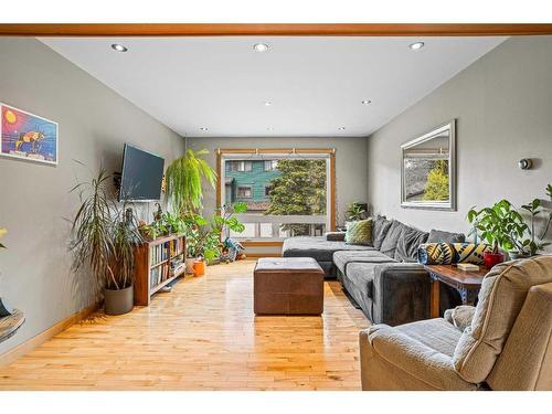 236 Kluane Street, Banff, AB - Indoor Photo Showing Living Room