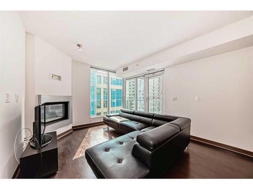 906-888 4 Avenue Sw, Calgary, AB - Indoor Photo Showing Living Room With Fireplace