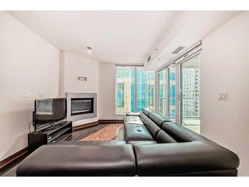 906-888 4 Avenue Sw, Calgary, AB - Indoor Photo Showing Living Room With Fireplace