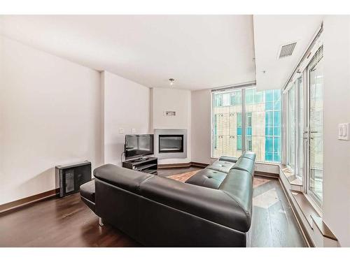 906-888 4 Avenue Sw, Calgary, AB - Indoor Photo Showing Living Room With Fireplace