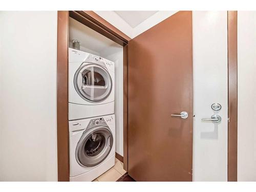 906-888 4 Avenue Sw, Calgary, AB - Indoor Photo Showing Laundry Room