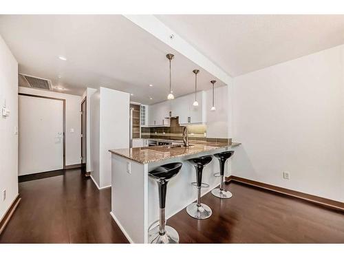 906-888 4 Avenue Sw, Calgary, AB - Indoor Photo Showing Kitchen With Upgraded Kitchen