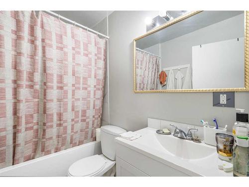 4209 Bow Trail Sw, Calgary, AB - Indoor Photo Showing Bathroom