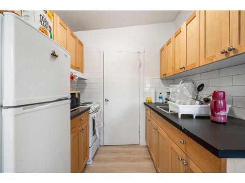 4209 Bow Trail Sw, Calgary, AB - Indoor Photo Showing Kitchen