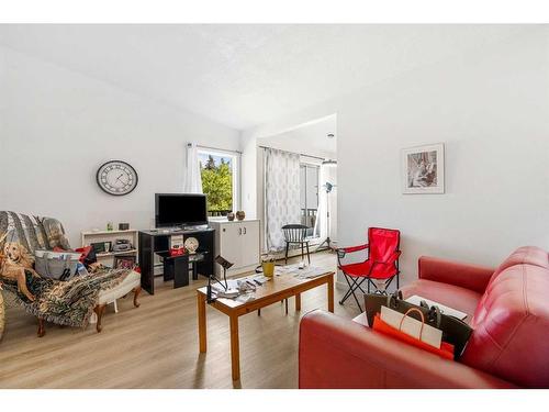 4209 Bow Trail Sw, Calgary, AB - Indoor Photo Showing Living Room