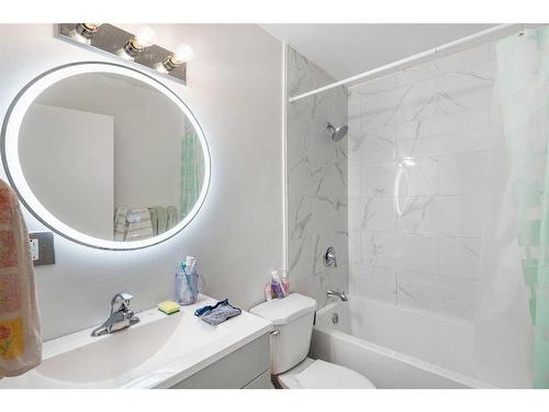 4209 Bow Trail Sw, Calgary, AB - Indoor Photo Showing Bathroom