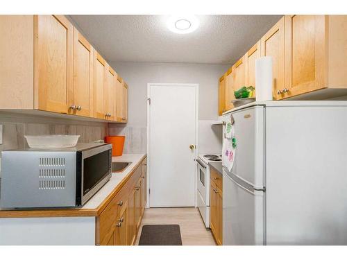 4209 Bow Trail Sw, Calgary, AB - Indoor Photo Showing Kitchen