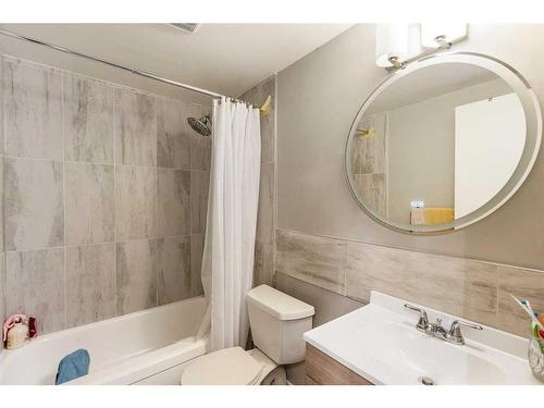 4209 Bow Trail Sw, Calgary, AB - Indoor Photo Showing Bathroom