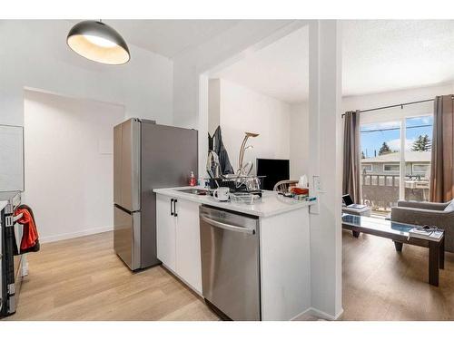 4209 Bow Trail Sw, Calgary, AB - Indoor Photo Showing Kitchen