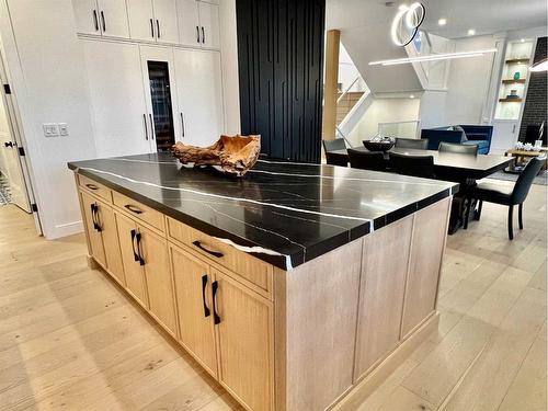 14 Rockcliff Terrace Nw, Calgary, AB - Indoor Photo Showing Kitchen