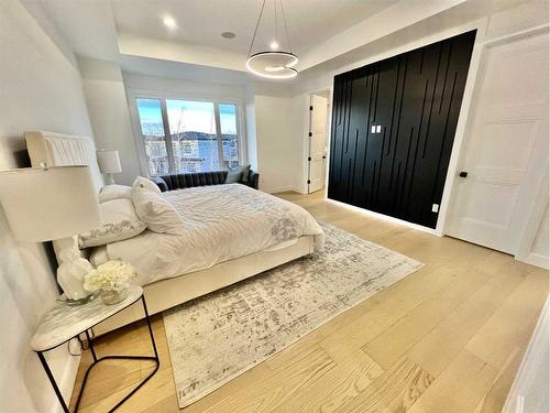 14 Rockcliff Terrace Nw, Calgary, AB - Indoor Photo Showing Bedroom