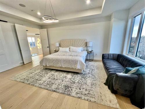 14 Rockcliff Terrace Nw, Calgary, AB - Indoor Photo Showing Bedroom