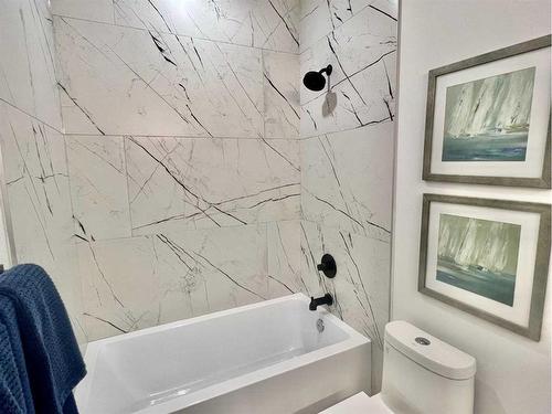 14 Rockcliff Terrace Nw, Calgary, AB - Indoor Photo Showing Bathroom