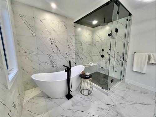 14 Rockcliff Terrace Nw, Calgary, AB - Indoor Photo Showing Bathroom