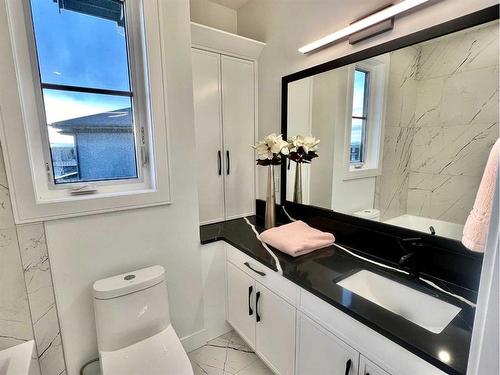 14 Rockcliff Terrace Nw, Calgary, AB - Indoor Photo Showing Bathroom