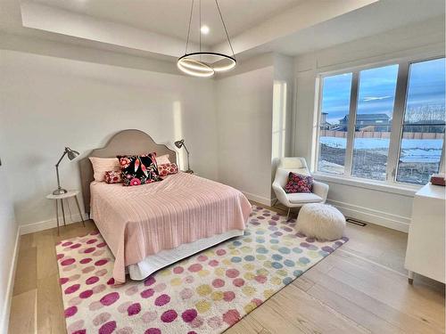 14 Rockcliff Terrace Nw, Calgary, AB - Indoor Photo Showing Bedroom