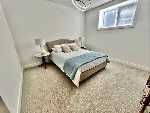 14 Rockcliff Terrace Nw, Calgary, AB - Indoor Photo Showing Bedroom