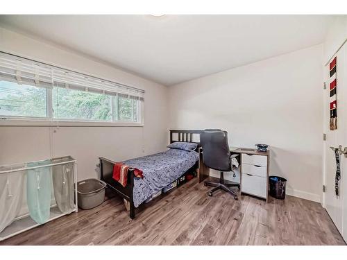 2608 Cherokee Drive Nw, Calgary, AB - Indoor Photo Showing Bedroom