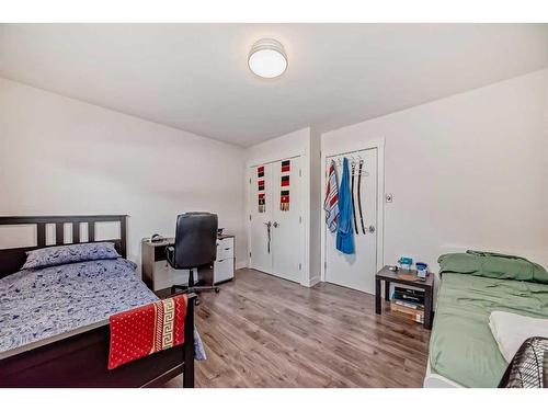 2608 Cherokee Drive Nw, Calgary, AB - Indoor Photo Showing Bedroom