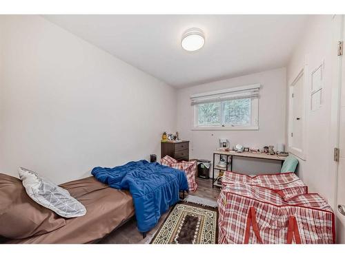 2608 Cherokee Drive Nw, Calgary, AB - Indoor Photo Showing Bedroom